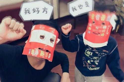 顾娃|“最懂事宝宝”走红,安静坐在桌子底下陪妈妈工作,画面让人心疼