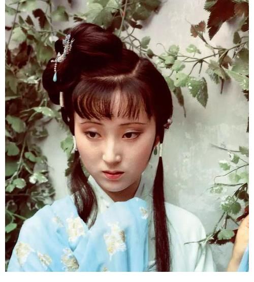 金玉良缘|薛姨妈说要给贾宝玉和林黛玉保媒，她是认真的吗？那金玉良缘又是怎么回事呀？