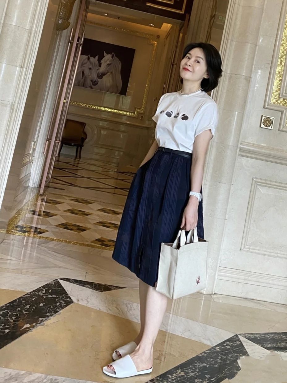 蕾丝|这才是适合60岁女人的半裙搭配，不年轻不高挑，也能令人怦然心动