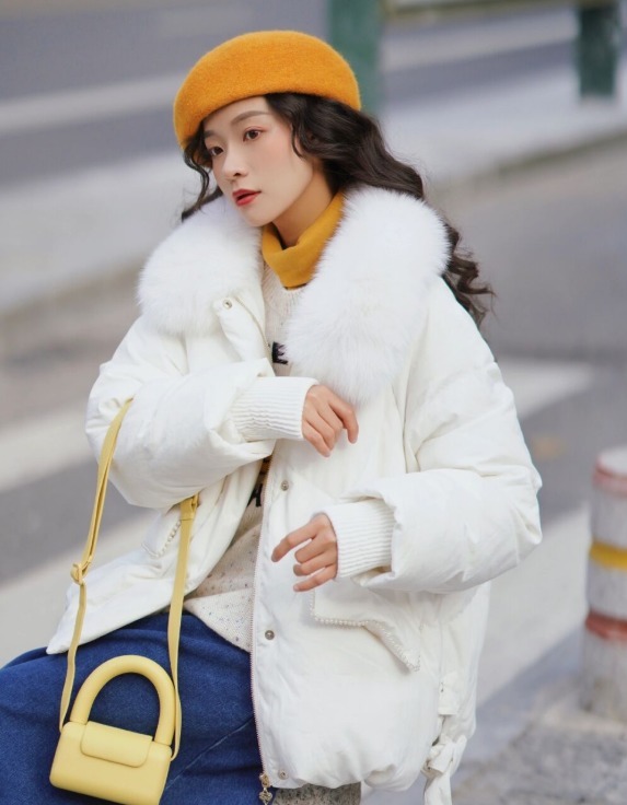 芭比 讲真,羽绒服穿这3种颜色太美了,时髦又保暖,适合黄黑皮
