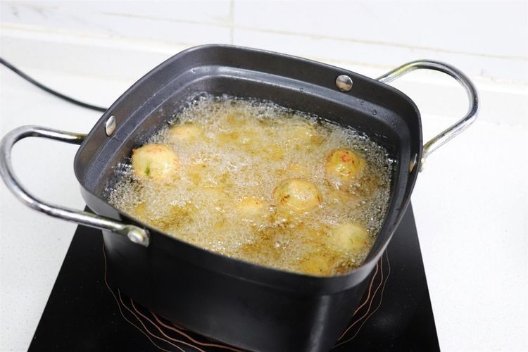 炸丸子的老做法，外酥里嫩，放上一宿也不硬，营养又解馋