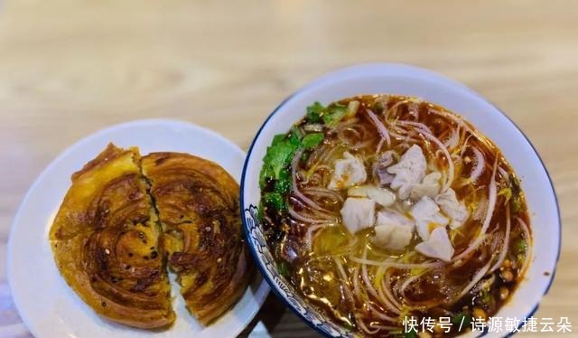 夹凉粉、配肥肠、包红糖,锅盔在四川可不只是个烧饼