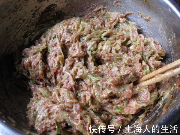 用此种菜包饺子那才叫一个香,比韭菜馅好吃,孩子吃了两大盘
