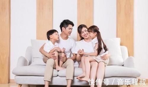 大红包|新年我给父母1万块,孩子收到压岁钱却大哭,我们没吃饭就走了