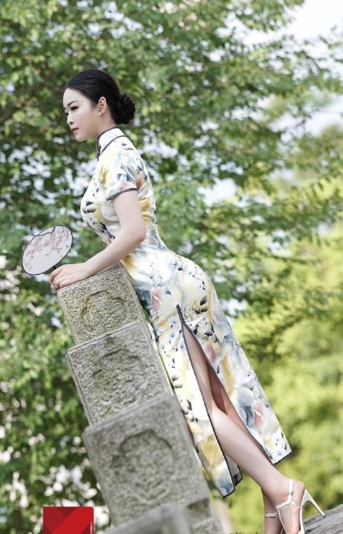 旗袍穿出气质,叉开的刚刚好,一般人养不起