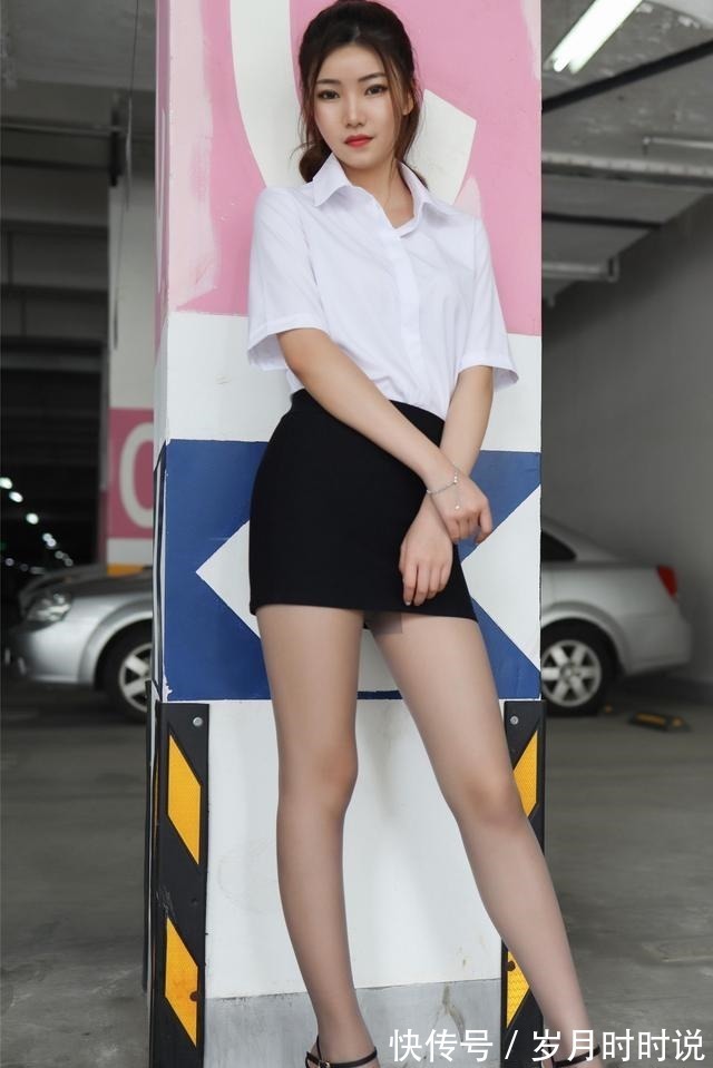 白衬衫 冷白色的短袖衬衫,搭配黑色的短裙十分的干练,日常上班都可以!