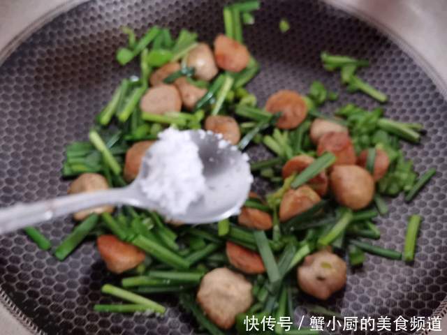 香喷喷的韭菜炒肉丸，美味又下饭，一大盘不够吃