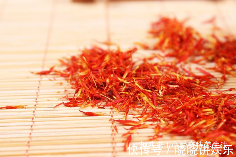 泡水|女人月经不调、闭经了，那是内分泌出来问题，用此物泡水喝来调理