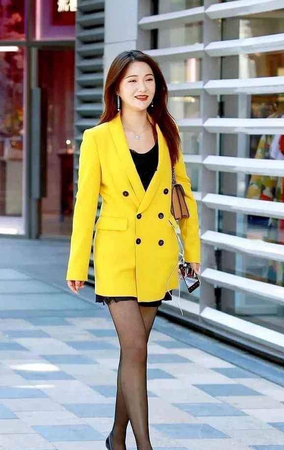 邻家小妹时尚的V领设计造型精美,时尚靓丽,青春减龄