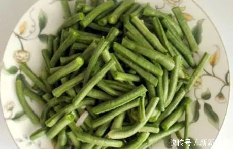 这两样素菜一起炒,实在太鲜香了,难怪女儿爱吃,比吃肉