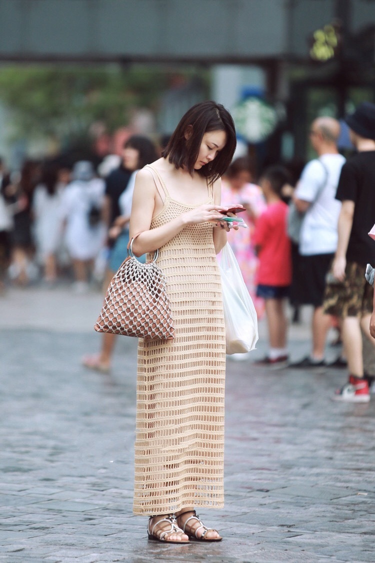 街拍:美女身穿连衣裙很是亮眼,穿出来很有魅力,吸睛满满