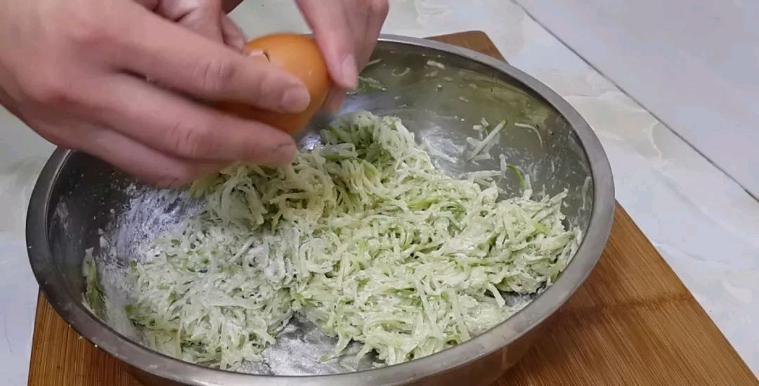  到吃萝卜的时候，我教你怎么做萝卜肉丸它们味道鲜美，但不油炸你吃得越多，它们就越香