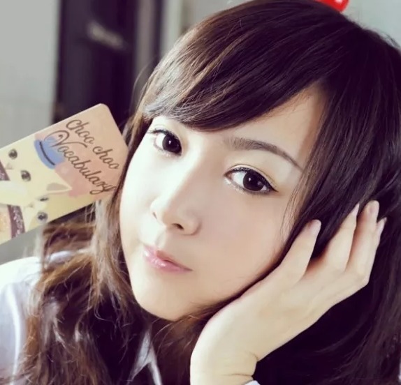 高考考场!她提前跑出高考考场,被8个妹控军哥哥接走,门口采访的记者看懵