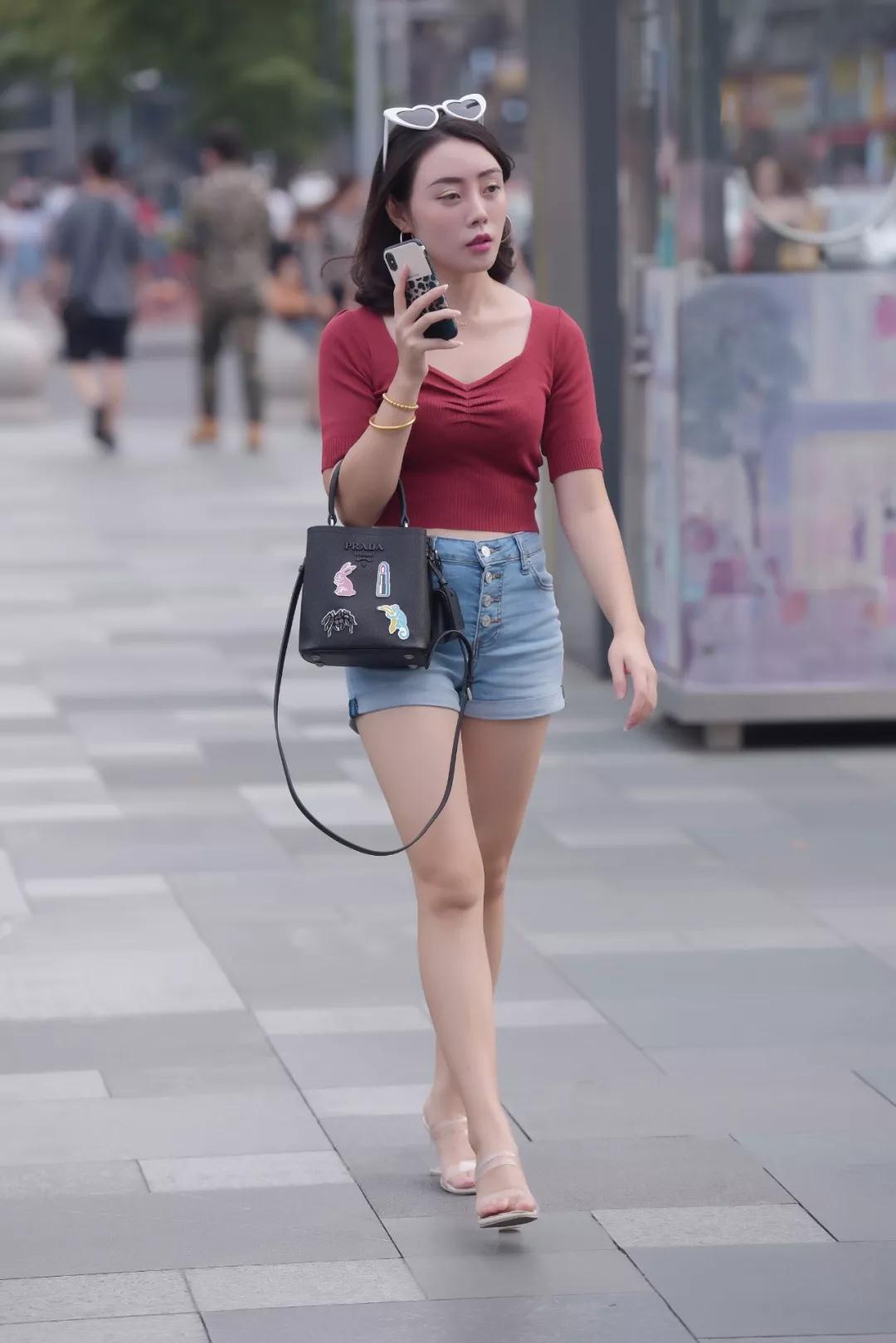 上衣|时尚街拍牛仔热裤搭配红色上衣时尚气质美女,让人眼前一亮