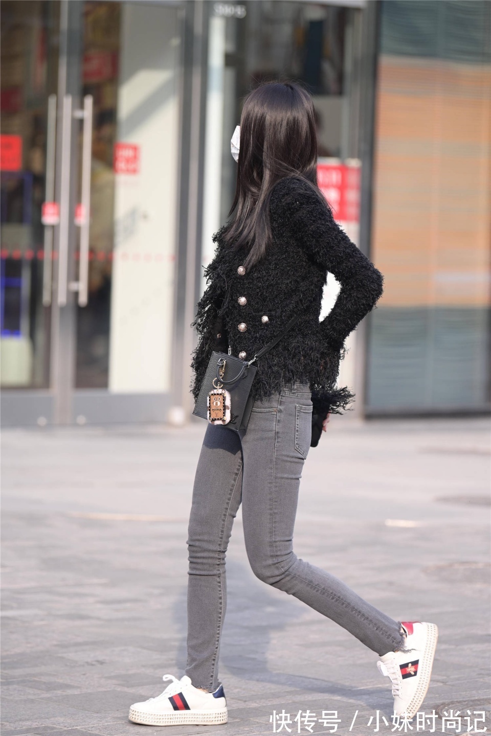 时尚 冬季时尚的一种搭配,紧身牛仔裤穿搭,天冷也可以秀身材