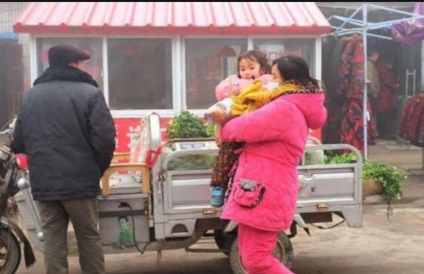 金钱观|“假精致”和“真粗糙”妈妈,带出的孩子差距明显,不仅是外表