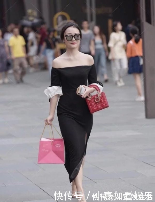 一字|黑色一字肩让造型美出优雅感，泡泡袖搭红色包包，穿出如画的美感