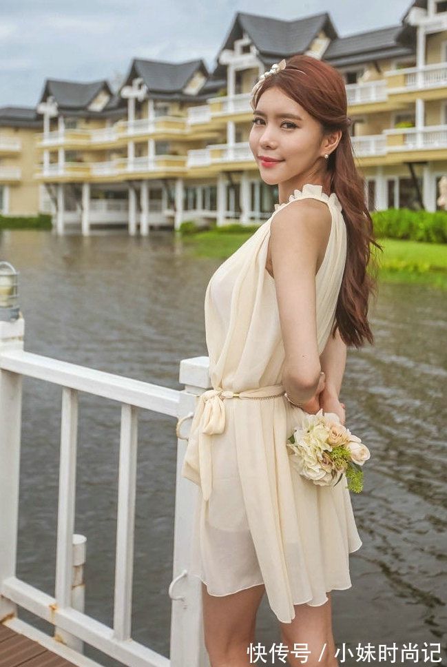 蕾丝|小姐姐穿的雪纺连衣裙,很是甜美减龄,无袖的设计更加的清爽舒适