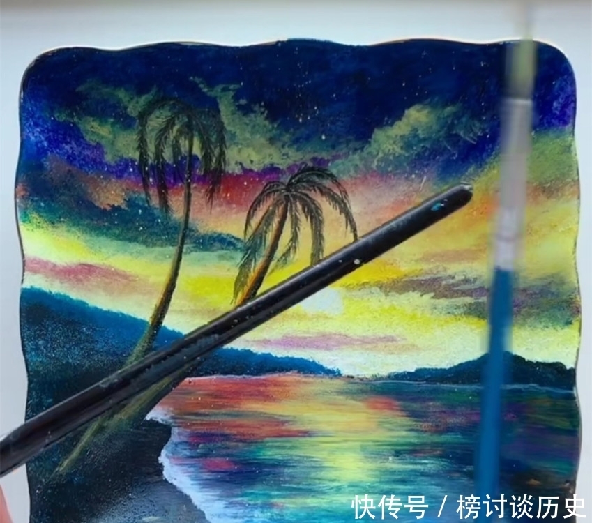 美术生在不规则盘子上画画,开始以为是玩笑,看到成品佩服了!