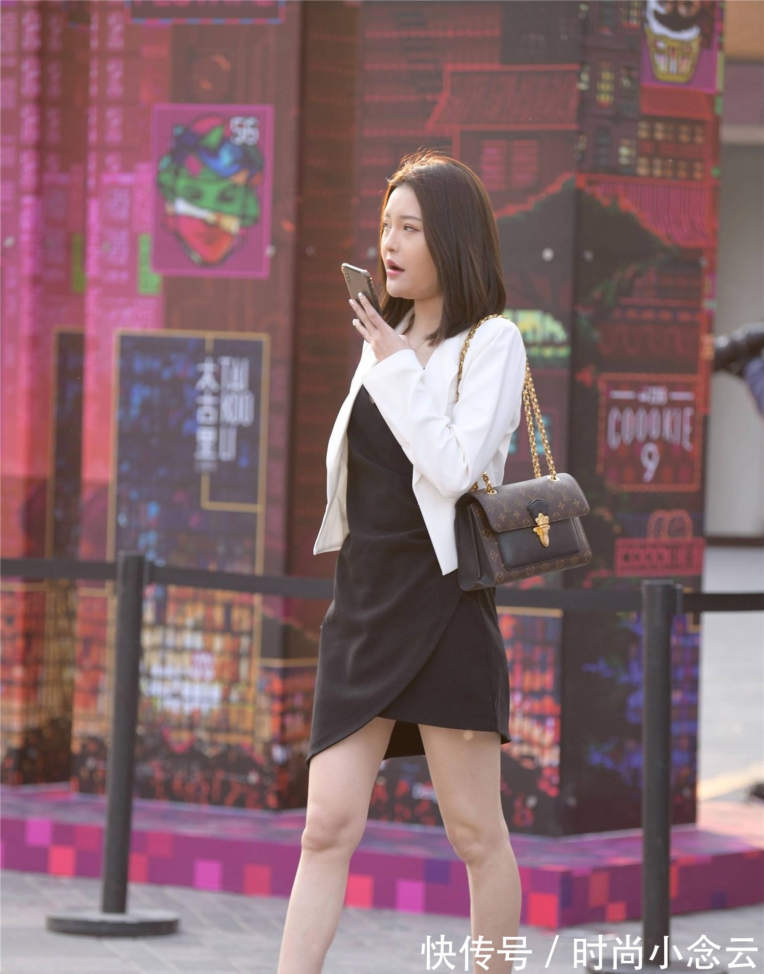 穿搭|黑色连衣裙搭配白色短款外套,穿出气质美,还是要一双尖头细跟鞋