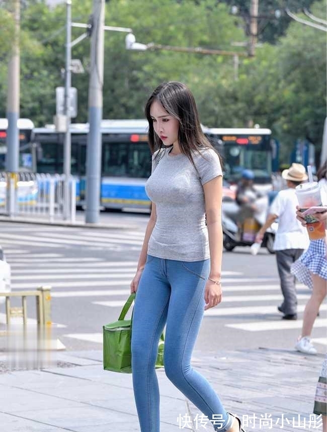 小姐姐 姑娘走路长发飘飘,难道这就是传说中的“小仙女”?