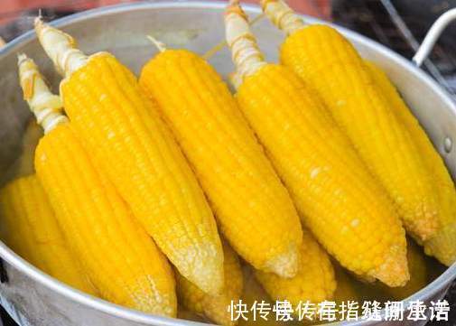 煮玉米，只放清水是错的，多放2样东西，玉米香甜软糯，更好吃