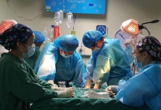 老伴|55岁孕妈孕晚期滑倒,剖腹产手术后,看到孩子医生怒斥自作自受