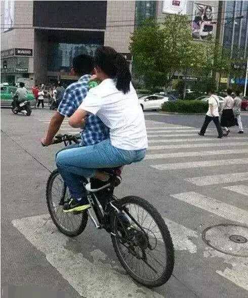 |搞笑图片幽默段子笑话哈哈，自行车没有后座也可以带人不错哦