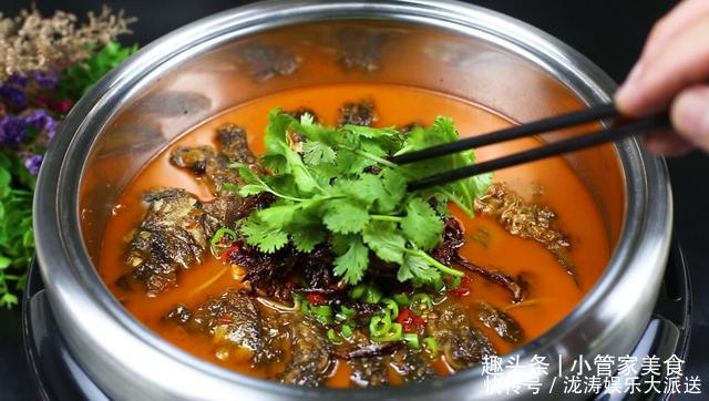 大厨|大厨教你葱香鱼火锅,做法简单,鱼肉鲜香入味,实在太好吃了