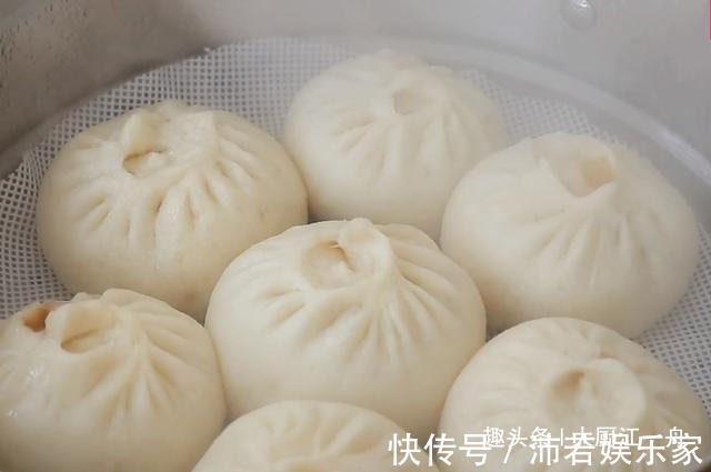 最近蒸包子的这个做法火了，不用醒面，直接上锅蒸，上桌就被抢光