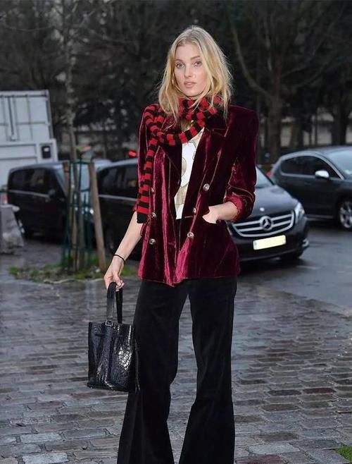 收起你的小黑裤！今年流行的是“丝绒裤”，高级显瘦