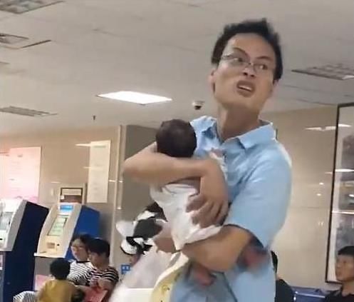 直男|“直男爸爸”接娃出院引围观，宝妈看后哭笑不得：只让他折根桃枝