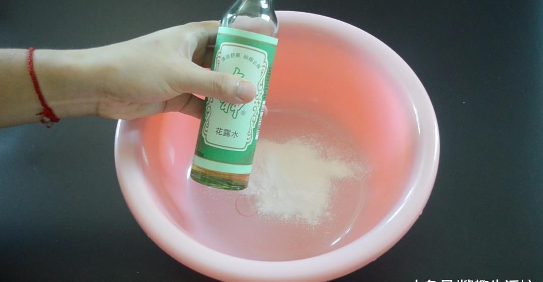 洗洁精|清洗毛巾别再用肥皂了, 用它泡一泡, 多脏多旧的毛巾也能洁白如新