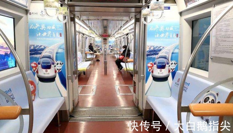 北京地铁站|冬奥会开幕前,北京地铁站去英文,网友:就不担心他们看不懂吗?