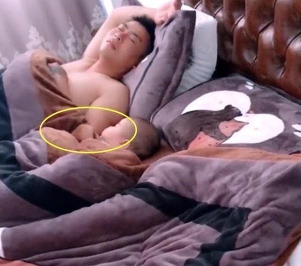宝妈|爸爸哄娃睡觉自己先睡着了,鼾声如电钻,宝宝很无奈表情萌萌的