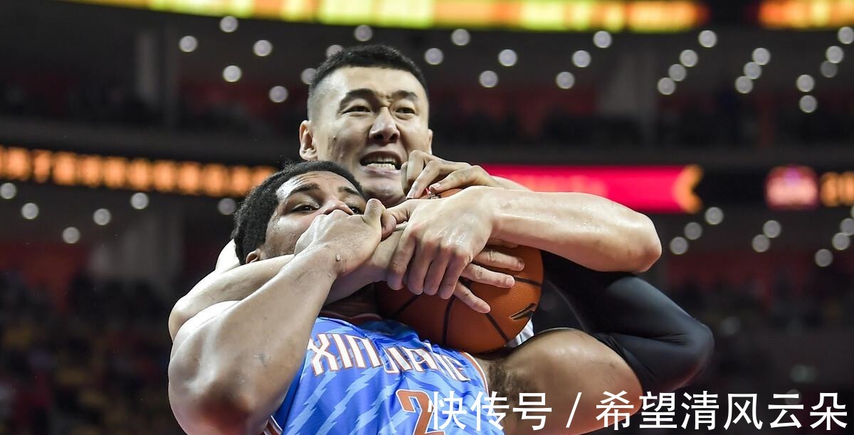 西班牙|杜锋被垫脚是不专注,垫脚不是故意的,西班牙挡拆让胡金秋很受伤
