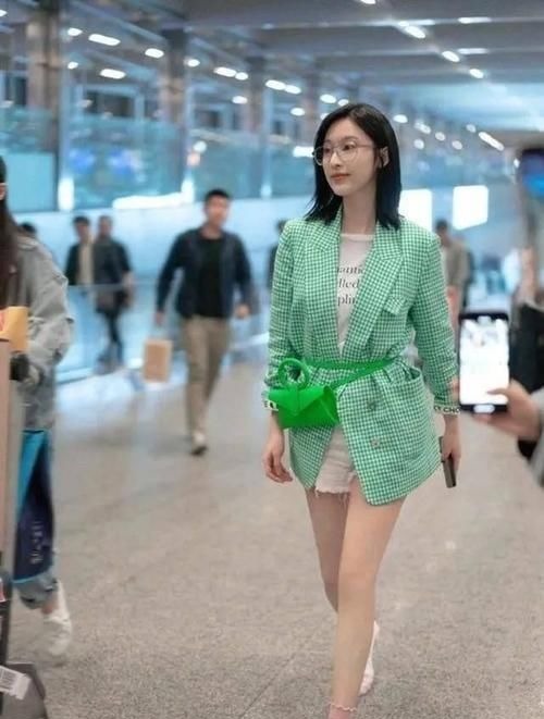 搭配 帆布鞋已经失宠了,今年最火的鞋子是“饼干鞋”,时髦显瘦又显高