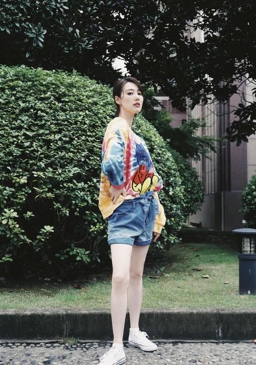 小姐姐|扎染卫衣配短裤,就显气质,展现时尚好气质!