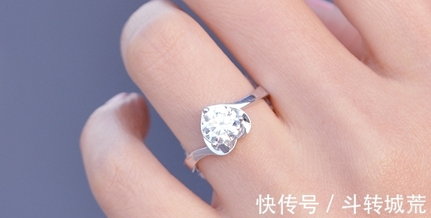 戴法 各个手指戴戒指的含义,问了专家才知道,大有不同最好不要乱戴