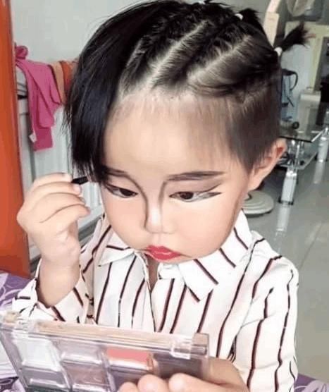 化妆|12岁的小女孩,从小每天化妆,如今变成了这般模样