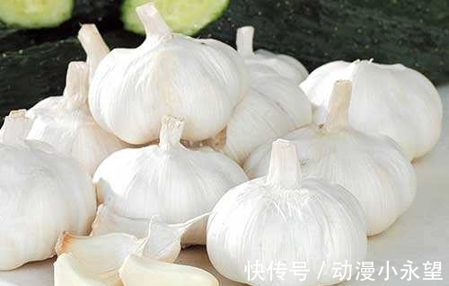 诱发|告诉家人,大蒜不能与此物一起吃,容易诱发肠癌,很少人不知