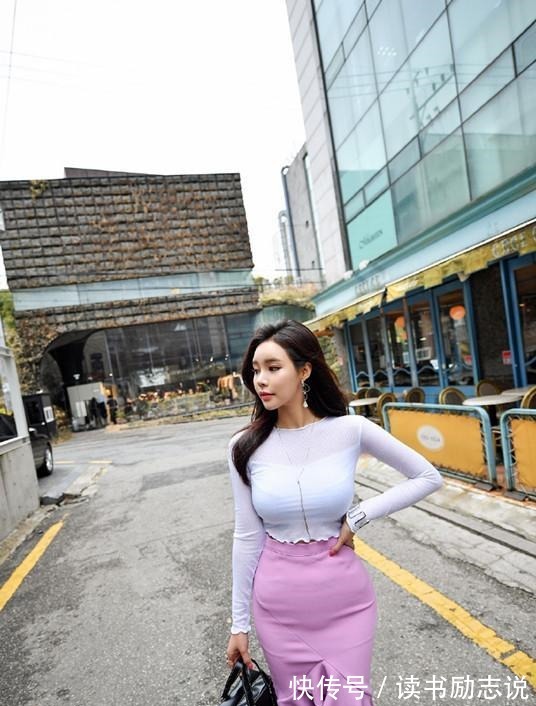 温文尔雅 黑色修身上衣搭配修身牛仔裤,娇嫩丰盈,温文尔雅!