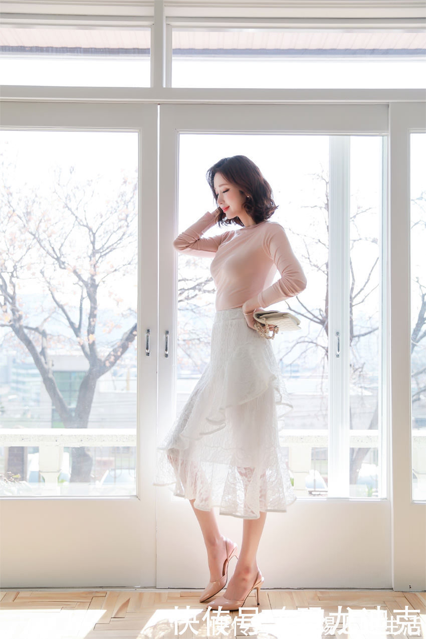 美女 穿过膝长裙的美女模特,端庄优雅的气质很迷人