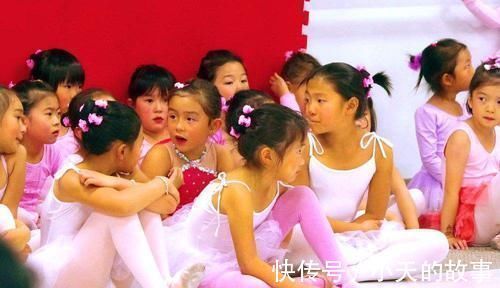 宝妈|6岁女孩自学舞蹈，当做到这个动作时，宝妈红着脸制止了孩子