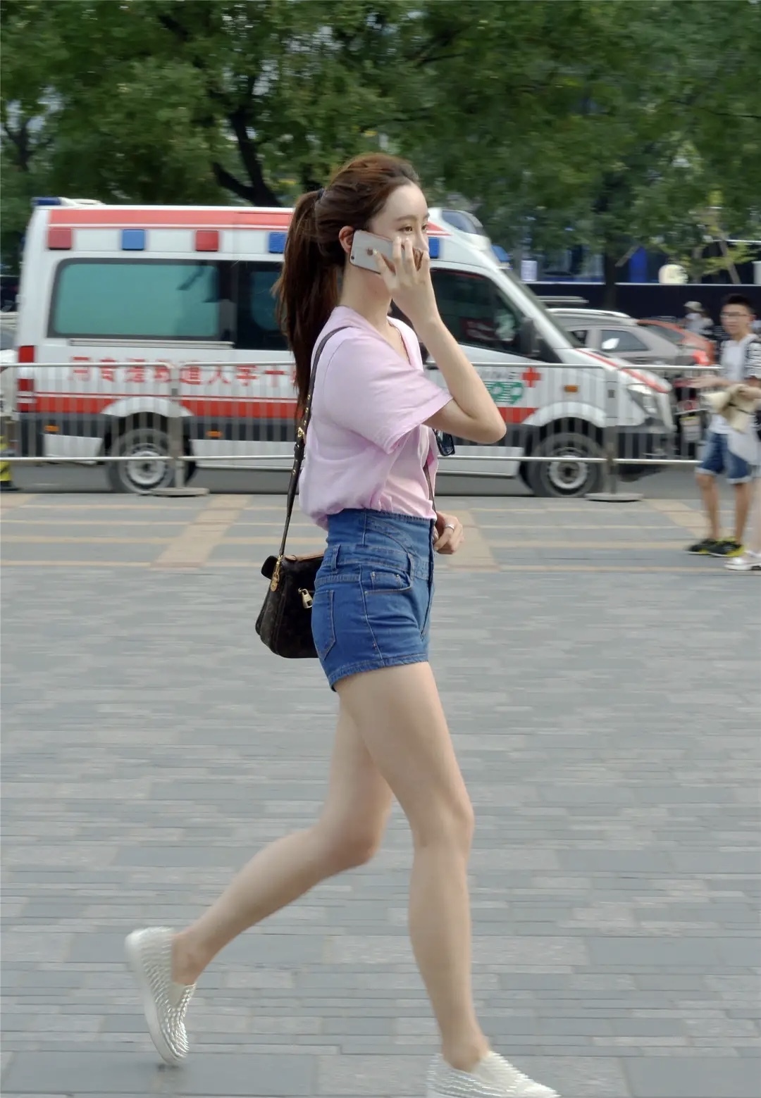 蓝色|短裤搭配多是都是牛仔款式,也有其他风格,你愿意尝试一下么