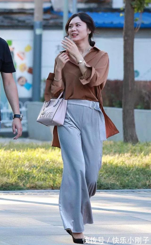 蕾丝袜 米白色外套,内搭黑色的连衣裙,穿搭上一双半透明的蕾丝袜