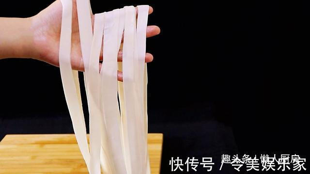 不加任何添加剂，教你做扯面，配上牛肉酱，想想都流口水了
