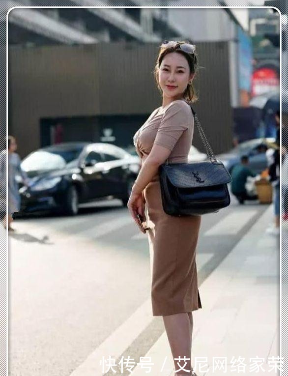 韵味|街拍:年纪大了又如何?看这位走在时尚前沿的美女辣妈,充满韵味