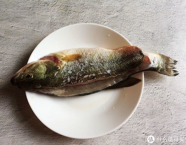 精灵|夏天少吃猪肉多吃它，买来不煎不炖，腌一腌加料烤一烤，鲜香好吃