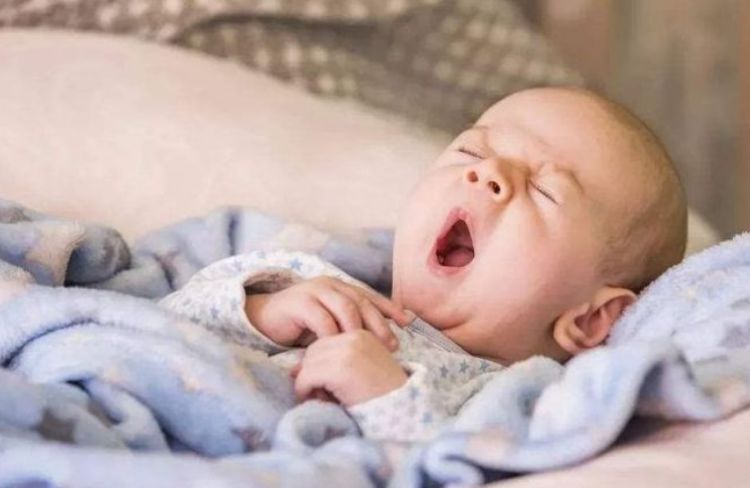 多汗|孩子睡觉“爱踢被子”是怕热，大错特错，孩子有多难受你不清楚！